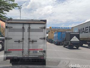 Exit Tol Romokalisari Macet Tak Bergerak Exit Tol Romokalisari Macet Tak Bergerak