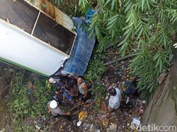 Truk Tangki Terjun ke Parit di Ngawi, Sopir Selamat Usai Terjepit 4 Jam
