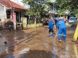 Banjir di Cawang Surut, Warga dan Pasukan Biru Bereskan Lumpur