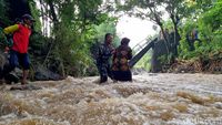 Warga Ponorogo Terisolir Akibat Jembatan Roboh