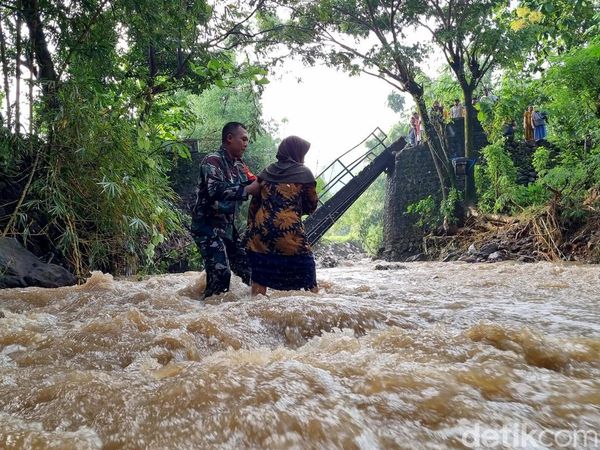 Warga Ponorogo Terisolir Akibat Jembatan Roboh