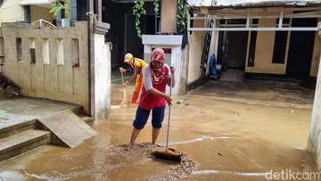 Banjir Jadi 'Latihan' Tak Resmi: Warga Pejaten Timur Hadapi Bersih-Bersih dengan Senyum