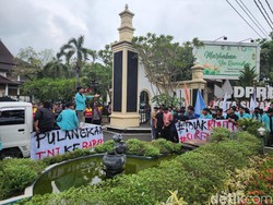 Mahasiswa UNS Demo Tolak RUU TNI di Depan DPRD Solo