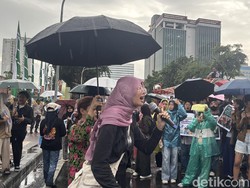 Hari Perempuan Internasional, Aktivis di Surabaya Serukan Tolak RUU TNI