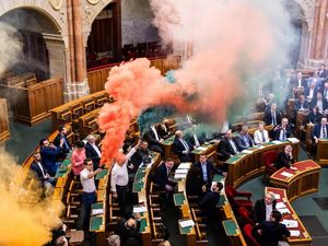 Parlemen Hungaria Loloskan UU Larang Parade LGBT Parlemen Hungaria Loloskan UU Larang Parade LGBT
