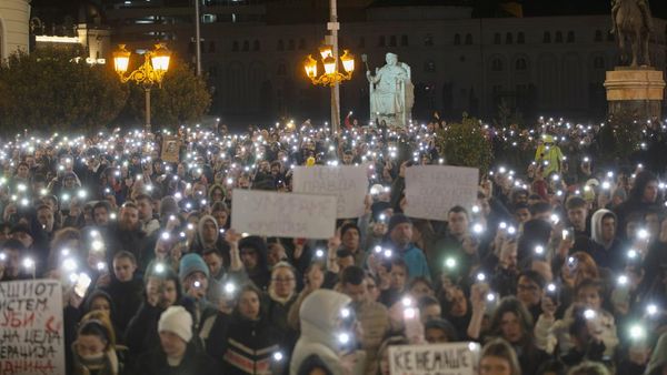 Lilin dan Senter Menyala Tuntut Kebakaran Kelab Malam di Makedonia Utara