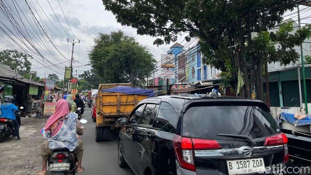 Biang kemacetan di Jalan Raya Sawangan Depok disebut ada di 3 titik yakni, exit Tol Sawangan, pertigaan Parung Bingung, dan Tugu Batu. Begini kondisinya. (Devi Puspitasari/detikcom)