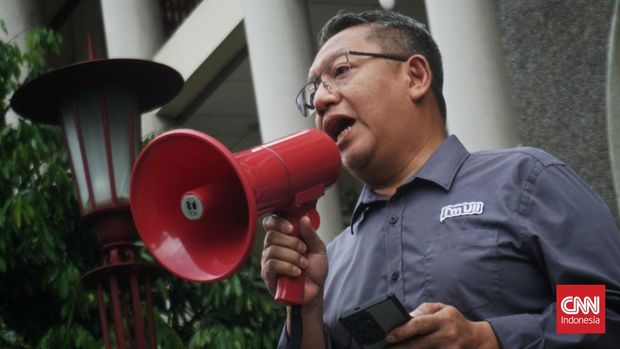 Civitas akademika Universitas Gadjah Mada (UGM) menyerukan penolakan terhadap RUU TNI dengan menggelar aksi di halaman depan Gedung Balairung, Selasa (18/3).