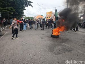 Mahasiswa Demo Tolak Revisi UU TNI di DPRD Sulsel, Jalan ke Flyover Ditutup Mahasiswa Demo Tolak Revisi UU TNI di DPRD Sulsel, Jalan ke Flyover Ditutup