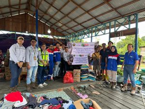 Rumah Ludes Terbakar, Puluhan Warga Kubar Dapat Bantuan dari Forum CSR