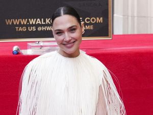 Gal Gadot Dikisahkan Jadi Korban Nazi, Cari Keadilan Usai Perang Dunia II Gal Gadot Dikisahkan Jadi Korban Nazi, Cari Keadilan Usai Perang Dunia II