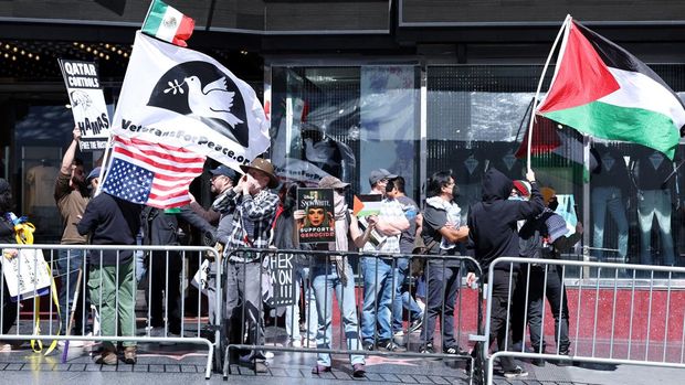 Pro-Israel and pro-Palestinian people protest in front of the El Capitan Theater during Israeli actress Gal Gadot's Hollywood Walk of Fame Star Ceremony in Los Angeles, California, on March 18, 2025. (Photo by VALERIE MACON / AFP)