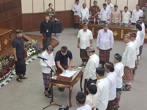 Koster Lantik Anggota KPID dan KI Bali