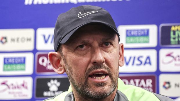 Head coach of Australia, Tony Popovic, speaks during a press conference at Allianz Stadium in Sydney on March 19, 2025, ahead of the 2026 FIFA World Cup Asian qualification football match between Indonesia and Australia. (Photo by DAVID GRAY / AFP) / -- IMAGE RESTRICTED TO EDITORIAL USE - STRICTLY NO COMMERCIAL USE --