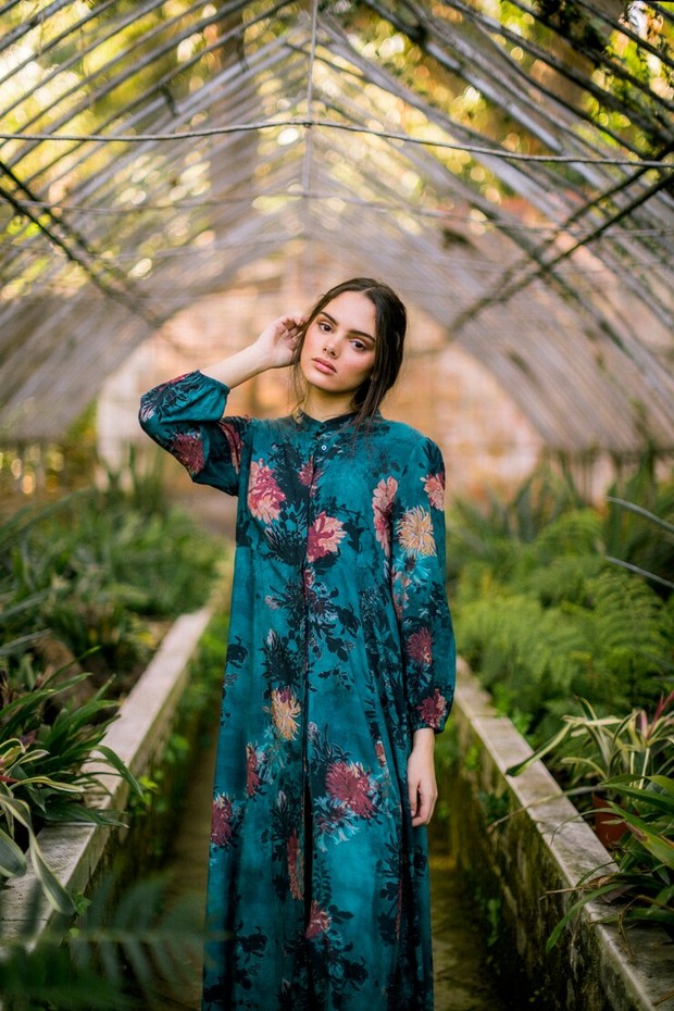 Kaftan flowy cocok untuk dipakai saat cuaca panas