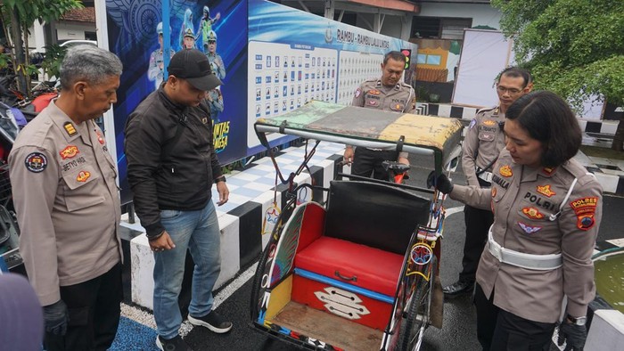 Kapolres Purbalingga memberi pertolongan becak gres untuk pengayuh becak yang terpental ditabrak pebalap liar, Rabu (19/3/2025).