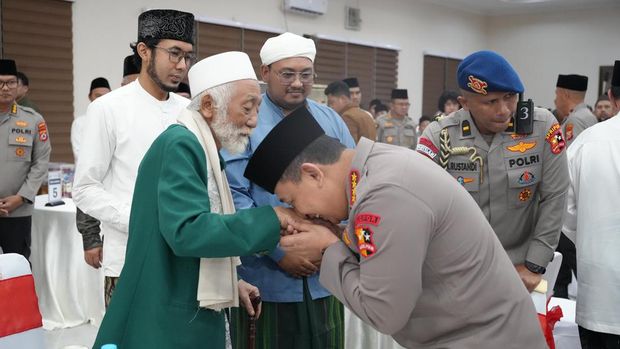 Kapolri Jenderal Listyo Sigit Prabowo silaturahmi dan bukber dengan tokoh ulama dan masyarakat Banten kemarin sore.