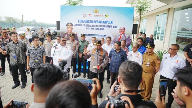 Kapolri meninjau pabrik sepatu di Brebes. (Dok. Polri)