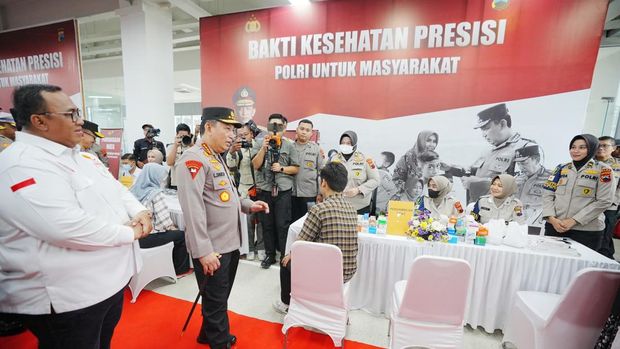 Kapolri meninjau pabrik sepatu di Brebes. (Dok. Polri)