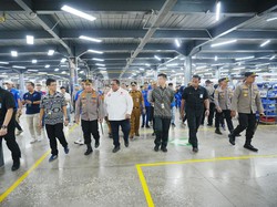 Kapolri Tinjau Pabrik Sepatu di Brebes, Harap Bisa Kurangi Pengangguran