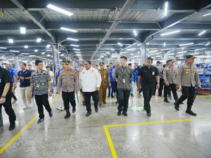 Kapolri Tinjau Pabrik Sepatu di Brebes, Harap Bisa Kurangi Pengangguran Kapolri Tinjau Pabrik Sepatu di Brebes, Harap Bisa Kurangi Pengangguran