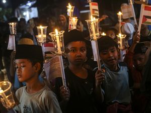 Cerianya Anak-anak Ikuti Kirab Nuzulul Quran di Banten Cerianya Anak-anak Ikuti Kirab Nuzulul Quran di Banten