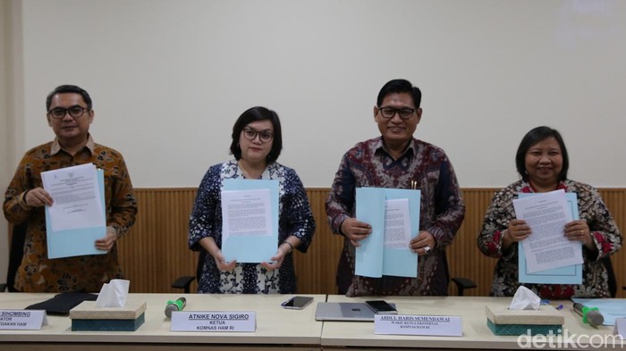 Ketua Komnas HAM Atnike Nova Sigiro berbicara dalam konferensi pers di kantor Komnas HAM, Menteng, Jakarta Pusat, Rabu (19/3/2025).