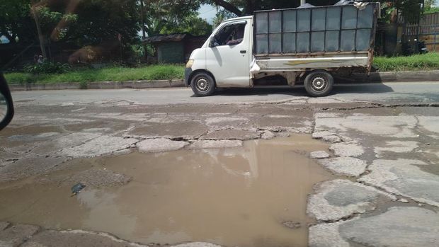 Kondisi jalan menuju Pelabuhan Ciwandan, Cilegon, Banten, yang akan dilewati pemudik pengguna sepeda motor (Iqbal/detikcom)