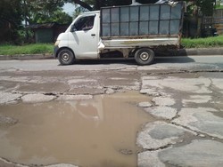 Jalan Menuju Pelabuhan Ciwandan Cilegon Masih Rusak Jelang Mudik