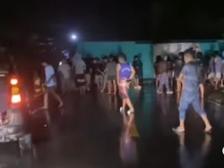 Bus Adhi Putra Rute Morowali-Makassar Terbalik di Jalan Poros Luwu