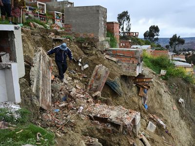 Makam di Bolivia Longsor, Warga Ramai-ramai Pindahkan Jenazah