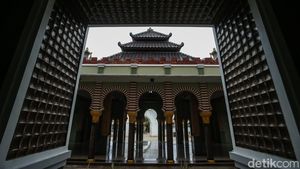 Melihat Masjid dengan Menara Gurita di Bekasi