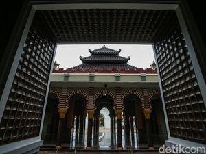 Melihat Masjid dengan Menara Gurita di Bekasi
