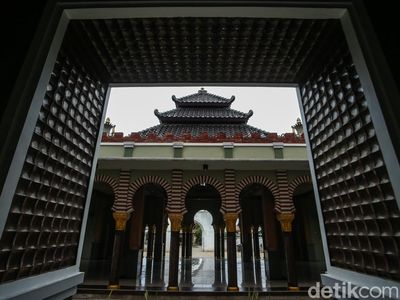 Melihat Masjid dengan Menara Gurita di Bekasi