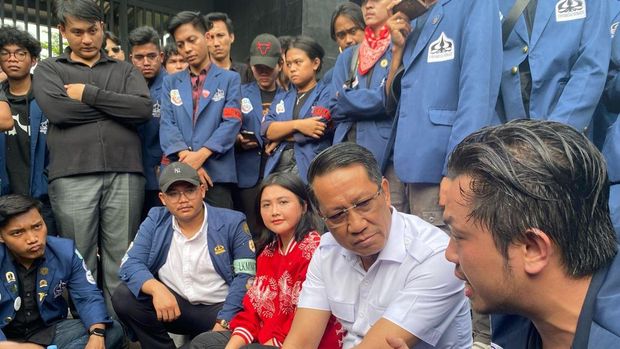 Menteri Hukum Supratman Andi Agtas berbicang dengan massa yang menggelar aksi penolakan RUU TNI.  Massa aksi yang mayoritas mengenakan almamater kampus Trisakti meminta Supratman keluar.