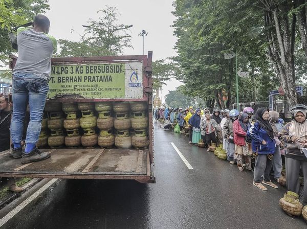 Potret Panjangnya Antrean Pembeli LPG 3 Kg di Jambi