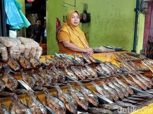 Penjualan Ikan Asap di Pasuruan Meningkat saat Ramadan Penjualan Ikan Asap di Pasuruan Meningkat saat Ramadan