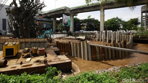 Pembangunan Turap Kali Pesanggrahan ITC Cipulir Terus Dikebut