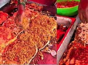 Penjual Martabak Dikritik Gegara Siapkan Pesanan tanpa Sarung Tangan Penjual Martabak Dikritik Gegara Siapkan Pesanan tanpa Sarung Tangan