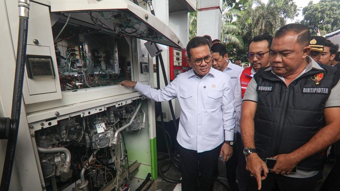 Polisi menyegel dispenser pom bensin Pertamina di Jalan Alternatif Sentul, Kabupaten Bogor, Jawa Barat, Rabu (19/3/2025). Penyegelan dilakukan karena SPBU tersebut diduga melakukan tindak pidana di bidang metrologi legal sebagaimana diatur dalam UU Nomor 2 Tahun 1981 tentang Metrologi Legal. ANTARA FOTO/Yulius Satria Wijaya/tom.