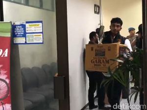 Polisi Bawa 3 Kardus Dokumen Usai 5 Jam Geledah Kantor BP Batam Polisi Bawa 3 Kardus Dokumen Usai 5 Jam Geledah Kantor BP Batam