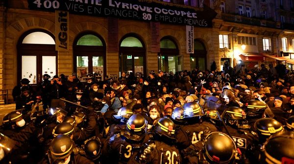 Polisi Prancis Usir Ratusan Migran dari Pusat Budaya Paris