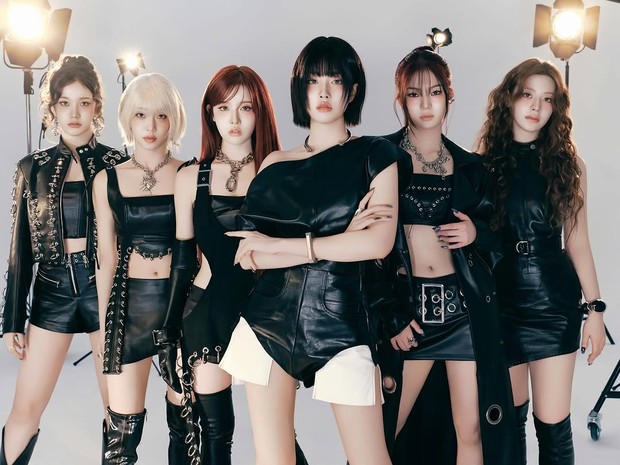 Potret STAYC dalam video klip 'BEBE'