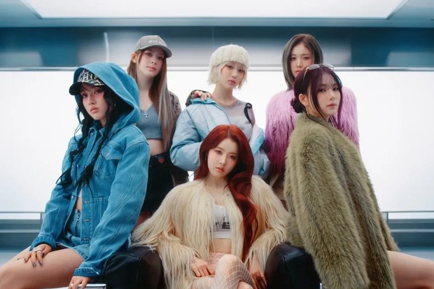 Potret STAYC dalam video klip 'BEBE'