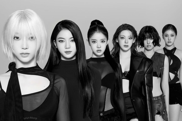 Potret STAYC dalam video klip 'BEBE'