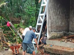Hujan Angin di Karangasem, Lansia Tertimpa Pohon Tumbang