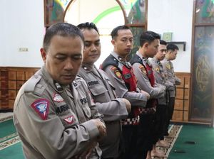 Polres Batu Salat Gaib Bentuk Solidaritas 3 Rekannya yang Gugur di Lampung Polres Batu Salat Gaib Bentuk Solidaritas 3 Rekannya yang Gugur di Lampung