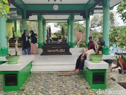 Video: 30 Tahun Berlalu, Makam Nike Ardilla Masih Diziarahi Penggemar