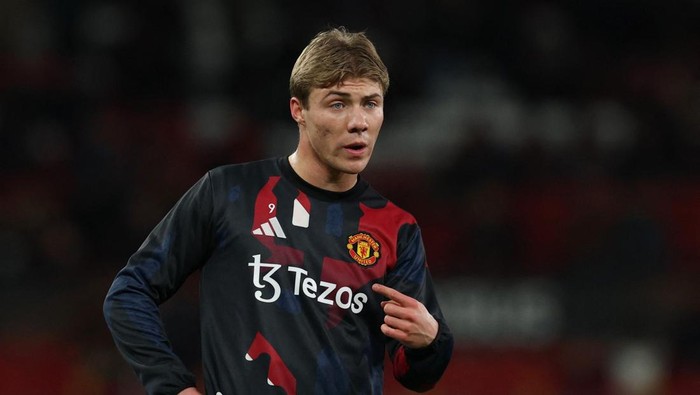 Soccer Football - Europa League - Round of 16 - Second Leg - Manchester United v Real Sociedad - Old Trafford, Manchester, Britain - March 13, 2025 Manchester United's Rasmus Hojlund during the warm up before the match REUTERS/Phil Noble