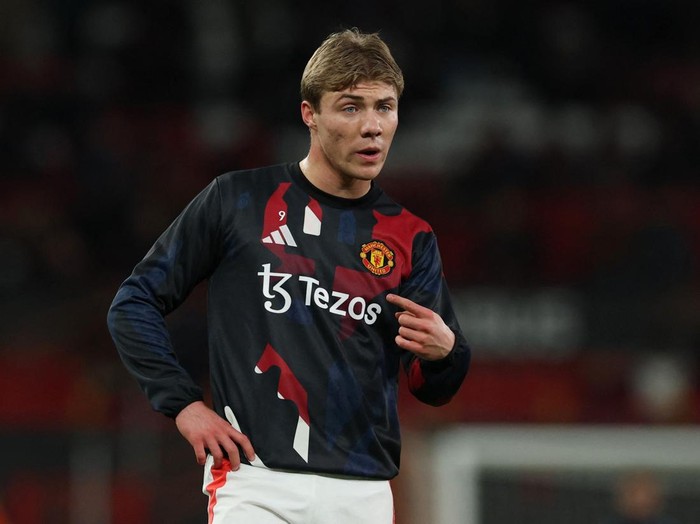 Soccer Football - Europa League - Round of 16 - Second Leg - Manchester United v Real Sociedad - Old Trafford, Manchester, Britain - March 13, 2025  Manchester United's Rasmus Hojlund during the warm up before the match REUTERS/Phil Noble